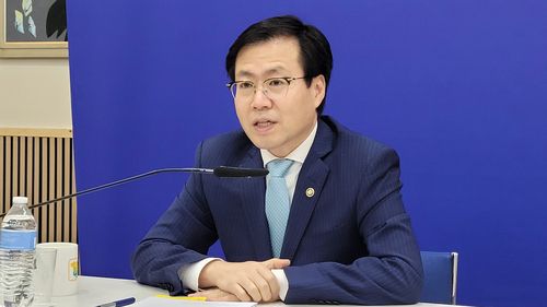 한미 무역협상 내용 설명하는 여한구 통상교섭본부장(워싱턴=연합뉴스) 김동현 특파원 = 여한구 통상교섭본부장이 27일(현지시간) 미국 워싱턴DC에서 특파원단 간담회를 개최하고 미국 측과 무역 협상 진행 상황을 설명하고 있다. 2025.6.27