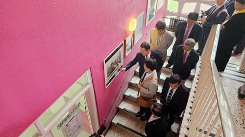 파독광부기념회관 둘러보는 도 방문단[촬영 이재현]