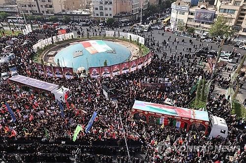 28일(현지시간) 테헤란에서 열린 이란 군 장성·핵 과학자 장례식[AFP=연합뉴스]