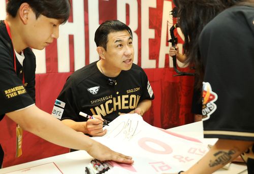 김강민의 팬 사인회(서울=연합뉴스) 김강민이 28일 인천 SSG랜더스필드에서 열린 자신의 은퇴식을 앞두고 팬들에게 사인을 해주고 있다. [SSG 랜더스 제공. 재판매 및 DB금지]