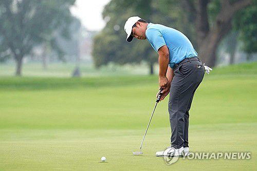 퍼트하는 김주형[AFP=연합뉴스]