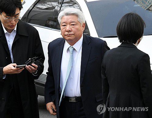 서부지법 들어서는 김홍일 변호사(서울=연합뉴스) 김인철 기자 = 대통령 변호인단인 김홍일 변호사가 21일 서울 마포구 서부지방법원에 들어서고 있다. 2025.3.21 [공동취재] yatoya@yna.co.kr