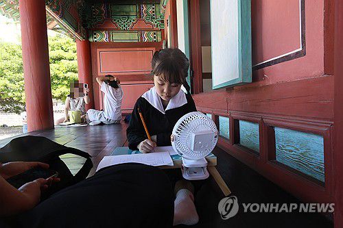 '폭싹 속았수다'처럼 옛 교복 입고 제주목관아서 백일장(제주=연합뉴스) 고성식 기자 = 28일 제주목관아에서 '2025 제주 국가유산 방문의 해' 시즌 2 기획행사로 '한라춘사제 백일장 어린이 사생대회'가 열려 어린이들이 글을 쓰거나 그림을 그리고 있다. 이번 행사는 넷플릭스 드라마 '폭싹 속았수다' 주인공들이 백일장에 참가하는 장면의 배경이 된 제주목 관아에서 진행돼 드라마 속 1967년 한라춘사제를 재현했다. 2025.6.28. koss@yna.co.kr
