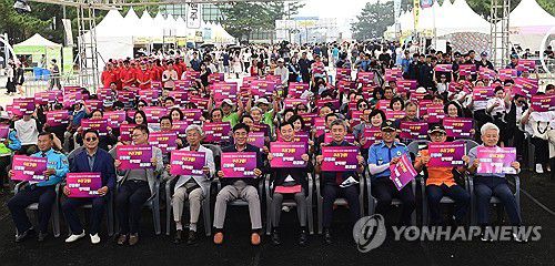 친절하게 모시겠습니다(강릉=연합뉴스) 유형재 기자 = 28일 열린 강원 강릉시 경포해수욕장 개장식에서 참가자들이 친절과 청결 등을 다짐하는 퍼포먼스를 하고 있다.     강원 동해안 86개 해수욕장은 경포해수욕장 개장을 시작으로 본격적인 운영에 들어간다. 2025.6.28 yoo21@yna.co.kr