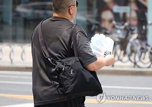 '덥다 더워…대구 폭염경보'(대구=연합뉴스) 박세진 기자 = 28일 대구에 폭염경보(군위 제외)가 내려진 가운데 중구 동성로에서 시민이 부채질을 하며 이동하고 있다. 2025.6.28 psjpsj@yna.co.kr