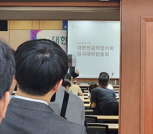 대의원총회 입장 기다리는 전공의들(서울=연합뉴스) 성서호 기자 = 전공의들이 28일 서울시의사회에서 열린 대한전공의협의회(대전협) 임시 대의원총회에 참석하고 있다. 2025.6.28 soho@yna.co.kr