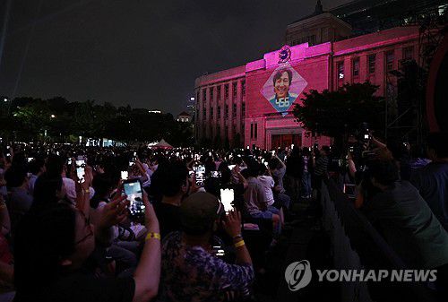 서울도서관 외벽에 등장한 456번(서울=연합뉴스) 윤동진 기자 = 28일 서울광장에서 열린 '오징어 게임 시즌3' 팬 이벤트에서 서울도서관에 오징어게임 미디어파사드가 연출되고 있다.  2025.6.28 mon@yna.co.kr