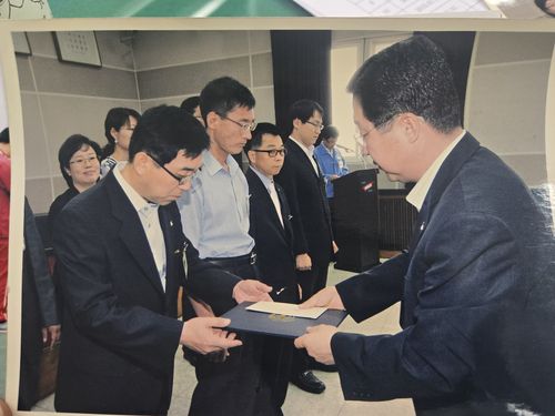 이장우 동구청장(오른쪽ㆍ현 대전시장)에게 포상받는 정제언씨[정씨 제공. 재판매 및 DB 금지]