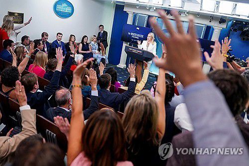 백악관 대변인이 브리핑을 하는 프레스룸에서 질문하려 손을 드는 기자들[로이터 연합뉴스 자료사진. 재판매 및 DB 금지]