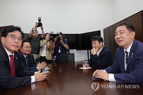 회동하는 여야 원내대표    (서울=연합뉴스) 류영석 기자 = 더불어민주당 김병기 당대표 직무대행 겸 원내대표와 국민의힘 송언석 원내대표가 18일 추경안 관련 상의를 위해 국회 민주당 원내대표실에서 만나 대화를 나누고 있다. 2025.6.18     ondol@yna.co.kr (끝)