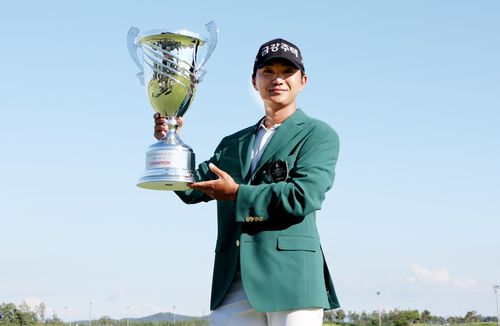 군산CC 오픈 우승 트로피 들어 올린 옥태훈[KPGA 제공. 재판매 및 DB 금지]