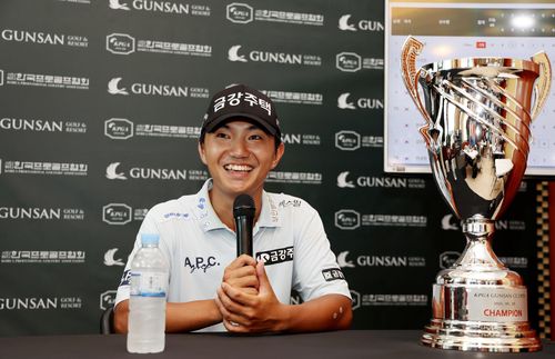 우승 인터뷰하는 옥태훈[KPGA 제공. 재판매 및 DB 금지]