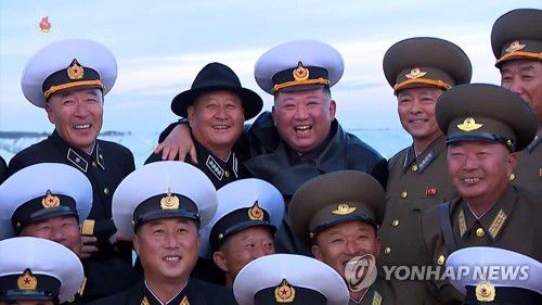 북한 김정은, 김명식 해군사령관과 모자 바꿔 쓰고 기념촬영(서울=연합뉴스) 북한 김정은 국무위원장이 노동당 창건일인 지난 10일 함경남도 함주군 연포지구의 대규모 남새(채소)생산기지인 연포온실농장 준공식에 참석해 준공 테이프를 끊었다고 조선중앙TV가 11일 보도했다. 김 위원장이 김명식 해군사령관과 모자를 바꿔 쓰고 기념촬영 하며 활짝웃고 있다. [조선중앙TV 화면] 2022.10.11      [국내에서만 사용가능. 재배포 금지. For Use Only in the Republic of Korea. No Redistribution] nkphoto@yna.co.kr