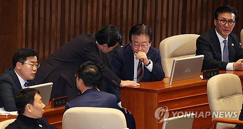 지난 1월 국회 본회의장에서 안규백 국방부 장관 후보자와 대화하는 이재명 대통령. [연합뉴스 자료사진]