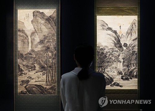 겸재 정선의 작품들을 한눈에3월 31일 경기도 용인시 호암미술관에서 열린 특별전 '겸재 정선' 기자간담회에서 참석자들이 작품을 살펴보고 있다.[연합뉴스 자료사진]