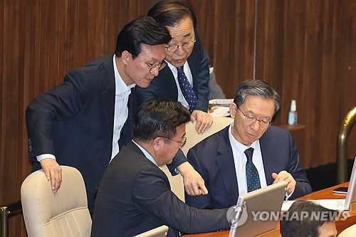 지난 4월 국회 본회의장에서 정성호 법무부 장관 후보자, 윤호중 행정안전부 장관 후보자, 김민석 국무총리 후보자가 대화하는 모습. [연합뉴스 자료사진]