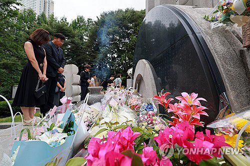 삼풍백화점 붕괴 참사 30주기, 위령탑 찾은 유족들(서울=연합뉴스) 신현우 기자 = 삼풍백화점 붕괴 참사 30주기인 29일 서울 서초구 매헌시민의숲 삼풍참사위령탑을 찾은 유족이 희생자를 추모하고 있다. 2025.6.29 nowwego@yna.co.kr