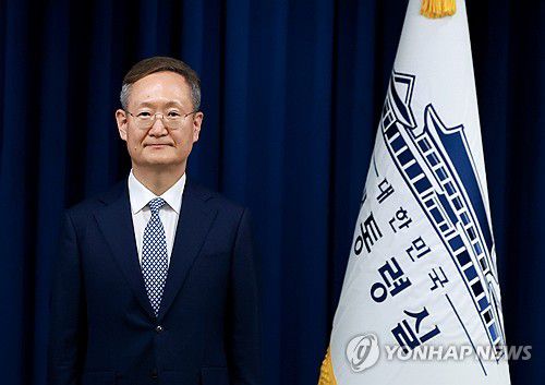 이재명 대통령, 봉욱 민정수석비서관 임명(서울=연합뉴스) 홍해인 기자 = 대통령실은 29일 이재명 대통령이 신임 민정수석비서관에 봉욱 김앤장 법률사무소 변호사를 임명했다고 강훈식 대통령비서실장의 브리핑을 통해 발표했다. 사진은 이날 인선 발표에 참석한 봉욱 민정수석. 2025.6.29 hihong@yna.co.kr