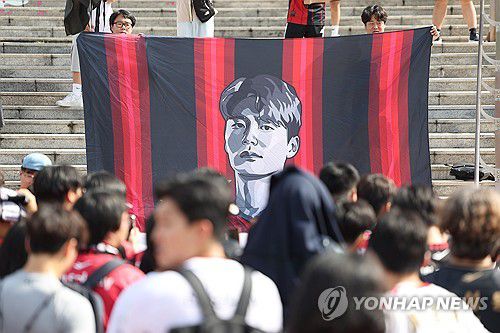 기성용 얼굴 깃발 든 FC서울 팬들(서울=연합뉴스) 김성민 기자 = FC서울 팬들이 29일 서울 마포구 서울월드컵경기장 앞에서 열린 '무능 불통 구단 FC서울 장례식' 기자회견에서 기성용 얼굴이 그려진 깃발을 들고 있다. 2025.6.29 ksm7976@yna.co.kr