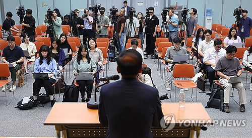 구윤철 경제부총리 후보자 발언(서울=연합뉴스) 김도훈 기자 = 29일 서울 중구 예금보험공사 대강당에서 열린 구윤철 경제부총리 겸 기획재정부 장관 후보자 기자간담회에서 취재진이 구 후보자의 발언을 경청하고 있다. 2025.6.29 superdoo82@yna.co.kr