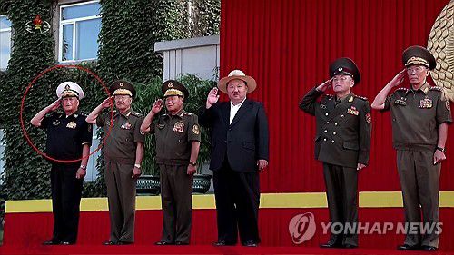 김정은 기록영화에 김명식 전 해군사령관 재등장(서울=연합뉴스) 북한 조선중앙TV가 29일 방영한 기록영화 '위민헌신의 여정, 새로운 변혁의 2024년'에 김명식 전 해군사령관(빨간색 동그라미)의 모습이 삭제되지 않은 채 등장했다. 북한은 앞서 지난 13일 방영한 구축함 '강건호' 진수기념식 영상에서 김정은 국무위원장의 지난 3월 함선건조사업 현지시찰 사진을 재공개하면서 당초 김 위원장과 함께 있던 김명식 전 해군사령관을 완전히 삭제한 채 편집해 내보냈다. [조선중앙TV 화면] 2025.6.29      [국내에서만 사용가능. 재배포 금지. For Use Only in the Republic of Korea. No Redistribution] nkphoto@yna.co.kr