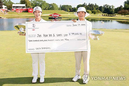 임진희(왼쪽)와 이소미[AFP=연합뉴스]