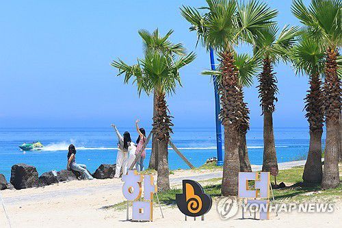 여름엔 바다가 최고(제주=연합뉴스) 전지혜 기자 = 제주도 동부에 폭염경보, 북부와 중산간에 폭염주의보가 내려진 29일 제주시 조천읍 함덕해수욕장에서 피서객들이 여름 정취를 즐기고 있다. 2025.6.29 atoz@yna.co.kr