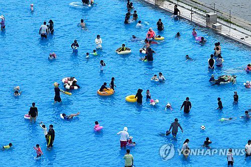 더위 속 물놀이 즐기는 시민들(서울=연합뉴스) 서대연 기자 = 서울 한낮 기온이 30도까지 오르며 더운 날씨를 보인 29일 서울 마포구 난지 한강공원 물놀이장에서 시민들이 물놀이를 즐기고 있다. 2025.6.29 dwise@yna.co.kr