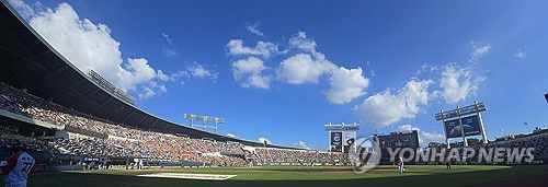무더운 날씨에도 가득 찬 잠실구장(서울=연합뉴스) 최재구 기자 = 29일 서울 잠실야구장에서 열린 프로야구 2025 신한 SOL 뱅크 KBO리그 KIA 타이거즈와 LG트윈스의 경기. 무더운 날씨에도 관중석이 가득 차 있다. 2025.6.29 jjaeck9@yna.co.kr