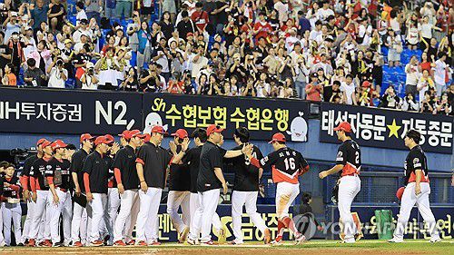 승리 환호하는 KIA(서울=연합뉴스) 최재구 기자 = 29일 서울 잠실야구장에서 열린 프로야구 2025 신한 SOL 뱅크 KBO리그 KIA 타이거즈와 LG트윈스의 경기에서 승리한 KIA 선수들이 경기 후 환호하고 있다. 2025.6.29 jjaeck9@yna.co.kr