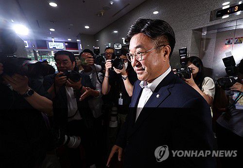 인사청문회 준비 사무실 출근하는 윤호중 장관 후보자(서울=연합뉴스) 김인철 기자 = 윤호중 행정안전부 장관 후보자가 30일 서울 종로구 적선동에 마련된 인사청문회 준비 사무실로 출근하고 있다. 2025.6.30 yatoya@yna.co.kr