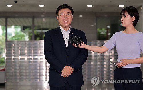 질문에 답하는 윤호중 행안부 장관 후보자(서울=연합뉴스) 김인철 기자 = 윤호중 행정안전부 장관 후보자가 30일 서울 종로구 적선동에 마련된 인사청문회 준비 사무실로 출근하며 취재진 질문에 답하고 있다. 2025.6.30 yatoya@yna.co.kr