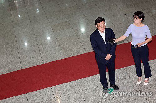 질문에 답하는 윤호중 행안부 장관 후보자(서울=연합뉴스) 김인철 기자 = 윤호중 행정안전부 장관 후보자가 30일 서울 종로구 적선동에 마련된 인사청문회 준비 사무실로 출근하며 취재진 질문에 답하고 있다. 2025.6.30 yatoya@yna.co.kr