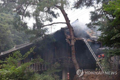 '성북동 별서' 내 송석정서 화재…피어오르는 연기(서울=연합뉴스) 이진욱 기자 = 30일 서울 성북구 '성북동 별서(성락원)' 내 송석정에서 화재가 발생, 연기가 피어오르고 있다. 성락원은 조선시대의 대표적인 별서정원으로 한국 전통 정원의 원형을 잘 보존하고 있는 문화유산이다. 2025.6.30 cityboy@yna.co.kr