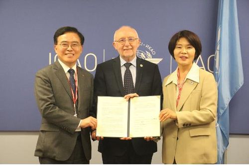 김포국제공항 고도제한 완화를 위한 ICAO 방문진교훈 강서구청장(왼쪽)과 한정애 의원(오른쪽)이 6월 26일 ICAO 본부 의장 회의실에서 살바토레 샤키타노(가운데) 의장에게 서한문을 전달하고 있다. [서울 강서구 제공. 재판매 및 DB 금지]