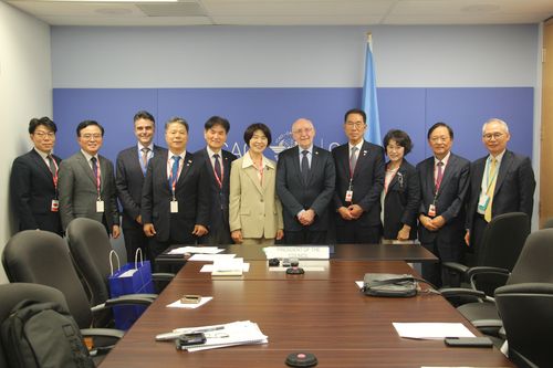 김포국제공항 고도제한 완화를 위한 ICAO 방문왼쪽부터 안종길 강서구 균형발전추진단장, 진교훈 강서구청장, 파스칼 루치아니 항공안전 부국장, 서영석·이용선·한정애 의원, 살바토레 샤키타노 ICAO 의장, 김주영 의원, 이명희 강서구 고도제한완화추진위원회 부위원장, 최동환 기술위원, 이재완 주ICAO대표부 대사가 6월 26일 ICAO 의장 회의실에서 기념촬영을 하고 있다. [서울 강서구 제공. 재판매 및 DB 금지]