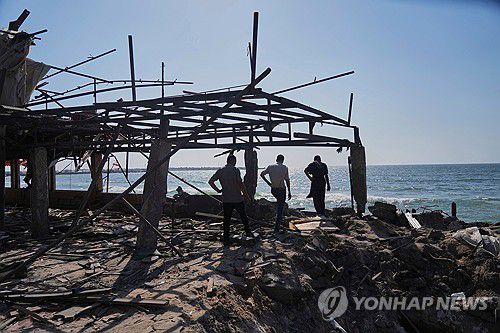 이스라엘군의 공습을 받은 가자시티의 카페[AP 연합뉴스 자료사진]