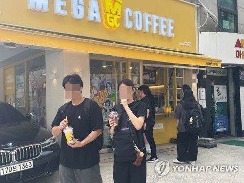 "커피 수혈 중"(서울=연합뉴스) 최혜정 인턴기자 = 지난달 30일 서울 양천구 목동 학원가에서 학생들이 커피를 구매한 뒤 걸어가고 있다. 2025.7.1