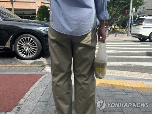 청소년 커피 중독 '빨간불'(서울=연합뉴스) 최혜정 인턴기자 = 지난달 30일 서울 양천구 목동 학원가에서 한 학생이 커피를 구매한 뒤 횡단보도 앞에서 신호를 기다리고 있다. 2025.7.1