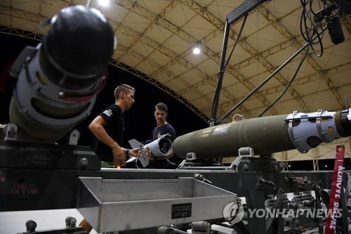 유도장치를 폭탄에 설치하는 군인들[EPA 연합뉴스 자료사진]