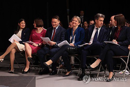 오른쪽부터 재무·에너지안보·내무·보건복지·교육·문화장관 [EPA 연합뉴스 자료사진 재판매 및 DB 금지]