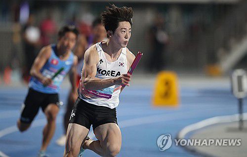 '힘찬 출발'(구미=연합뉴스) 김현태 기자 = 31일 오후 경북 구미시민운동장에서 열린 '2025 구미 아시아육상선수권대회'에서 남자 계주 400m 결선, 첫 주자인 서민준(서천군청)이 힘찬 출발을 하고 있다. 2025.5.31 mtkht@yna.co.kr