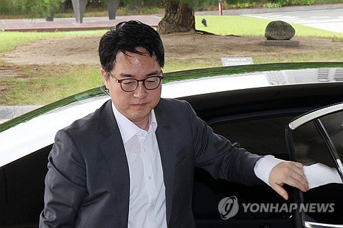 청사 향하는 심우정 검찰총장(서울=연합뉴스) 임화영 기자 = 심우정 검찰총장이 17일 서울 서초구 대검찰청으로 출근하고 있다. 2025.6.17 hwayoung7@yna.co.kr