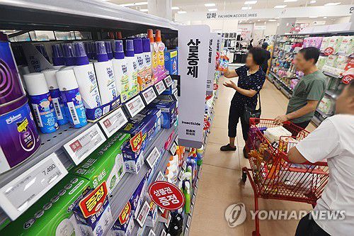 러브버그 급증, 방충용품 인기(서울=연합뉴스) 진연수 기자 = 서울과 인천·경기 등 수도권에 붉은등우단털파리(러브버그)가 급증하면서 방충·살충 용품이 인기다. 사진은 29일 서울의 한 대형마트에서 방충용품을 살펴보는 시민들. 2025.6.29 jin90@yna.co.kr