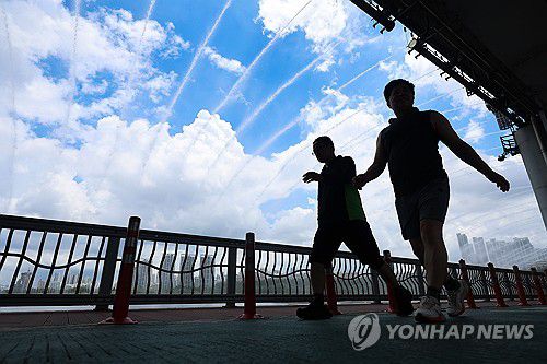 비 내린 뒤 찾아온 폭염(서울=연합뉴스) 서대연 기자 = 비가 그친 뒤 서울 한낮 기온이 31도까지 치솟으며 더운 날씨를 보인 1일 서울 서초구 잠수교에서 시민들이 무지개분수 아래로 걷고 있다. 2025.7.1 dwise@yna.co.kr