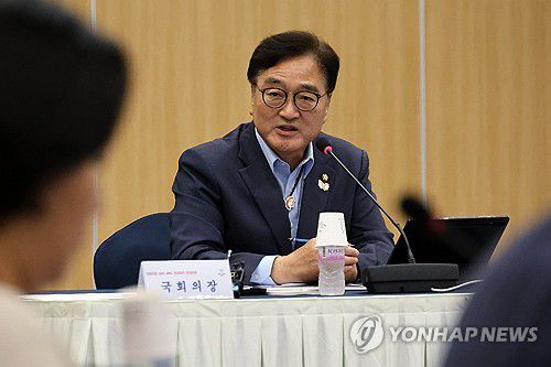 인사말 하는 국회의장(경주=연합뉴스) 손대성 기자 = 아시아태평양경제협력체(APEC) 정상회의 준비현황을 살펴보기 위해 1일 경북 경주화백컨벤션센터를 방문한 우원식 국회의장이 외교부, 경북도, 경주시 관계자가 참석한 브리핑에서 인사말을 하고 있다. 2025.7.1 sds123@yna.co.kr