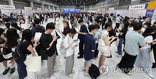 2024년 8월 수험생들로 붐비는 법학전문대학원 입학설명회[연합뉴스 자료사진]