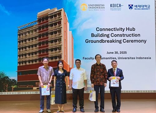 인도네시아국립대 통합지식교육센터 조감도(서울=연합뉴스) 6월 30일(현지 시간) 인도네시아국립대 통합지식교육센터 조감도를 배경으로 기공식 관계자들이 기념사진을 찍고 있다. [한국국제협력단 제공]