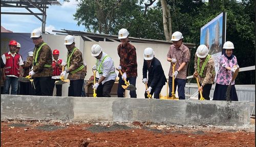인도네시아국립대 통합지식교육센터 기공식(서울=연합뉴스) 6월 30일(현지 시각) 인도네시아국립대학교에서 열린 통합지식교육센터 기공식에서 참석자들이 첫 삽을 뜨고 있다. [한국국제협력단 제공]