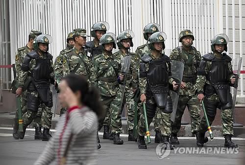 신장 우루무치에서 순찰 중인 중국 공안[연합뉴스 자료사진. 재판매 및 DB 금지]